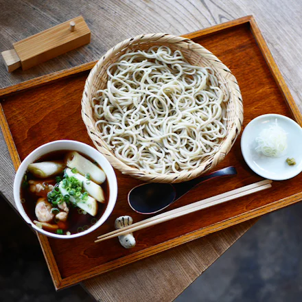 【秋谷】温かいつゆと冷たいそばの絶妙な調和。鶏の旨味香る「鳥ざる」|蕎麦 桶や